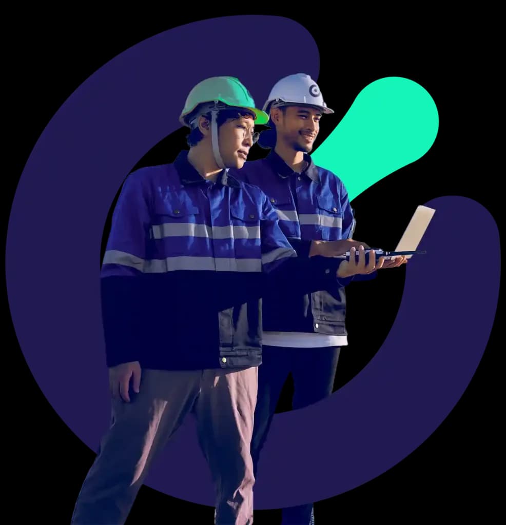 Twee technici van On Energy in werkkledij bekijken een laptop